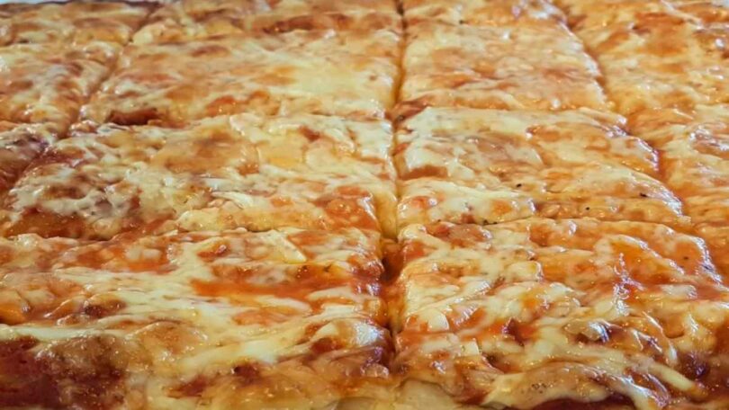 Je prépare la base avec des pommes de terre, elle ressemble presque à une vraie pizza : il ne reste plus une seule part, mais seulement 120 Kcal !