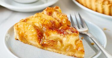 Le gâteau aux pommes français léger, un dessert délicat et savoureux qui vous surprendra. Seulement 140 calories !