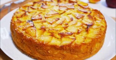 4 pommes et 10 minutes pour cette délicieuse tarte aux pommes en 4 étapes faciles. Elle ne contient que 150 Kcal !