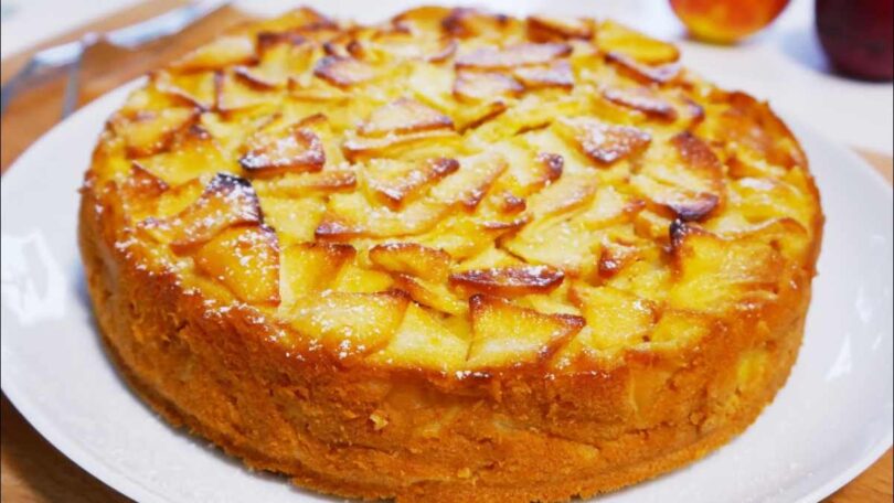 4 pommes et 10 minutes pour cette délicieuse tarte aux pommes en 4 étapes faciles. Elle ne contient que 150 Kcal !