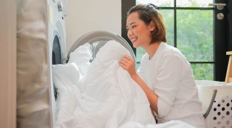 Avec ce remède, votre linge sentira bon pendant longtemps : il suffit de l'ajouter à la machine à laver.