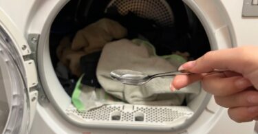 Avec ce remède, votre linge sentira bon pendant longtemps : il suffit de l'ajouter à la machine à laver.