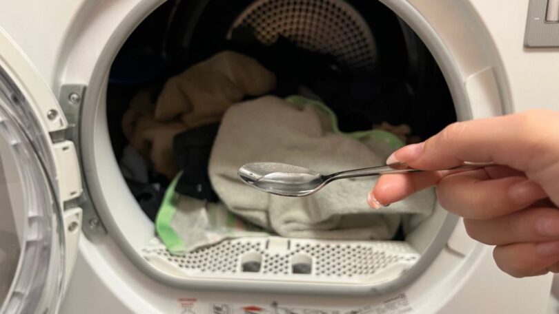 Avec ce remède, votre linge sentira bon pendant longtemps : il suffit de l'ajouter à la machine à laver.