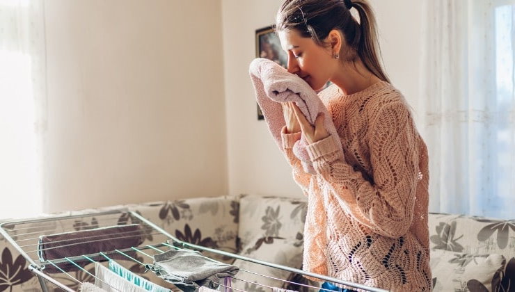 Avec ce remède, votre linge sentira bon pendant longtemps : il suffit de l'ajouter à la machine à laver.