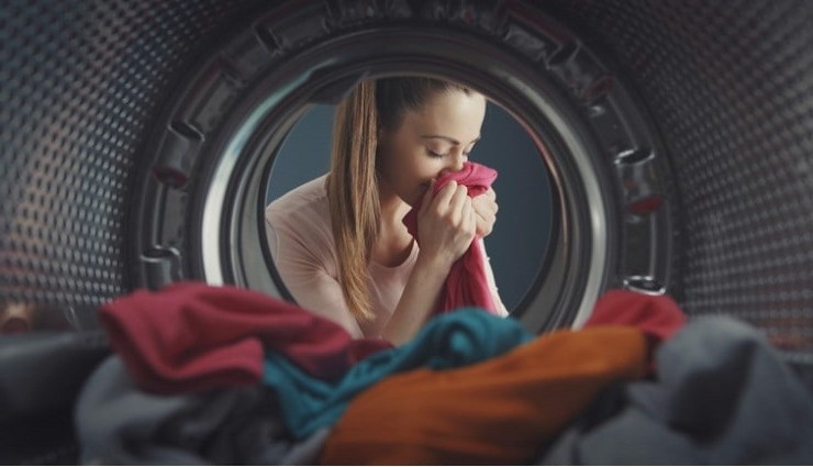 Avec ce remède, votre linge sentira bon pendant longtemps : il suffit de l'ajouter à la machine à laver.