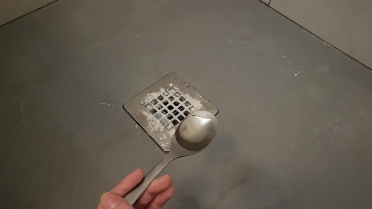 Bac à douche bouché, cette méthode permet de déboucher l'évacuation en 5 minutes.