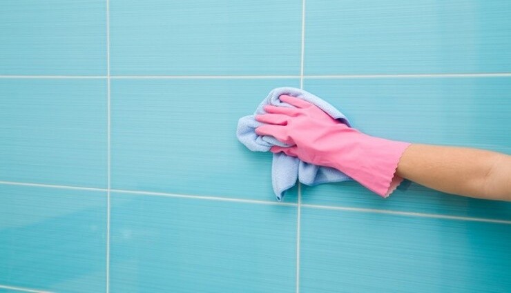 Des carreaux de maison sales, juste un ingrédient naturel pour les remettre à neuf