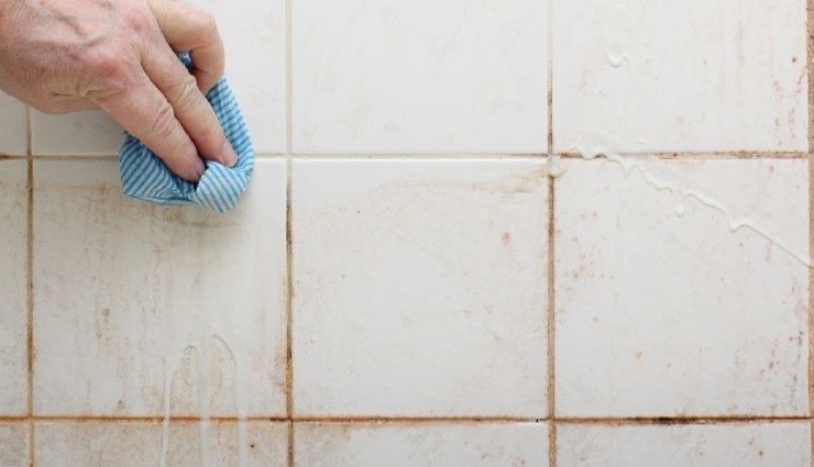 Fuites noires entre les carreaux dans la maison,
