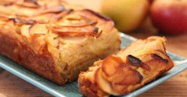 Gâteau aux pommes sans beurre ? Préparez la pâte et versez-la dans un moule à quatre-quarts ! Seulement 170 Kcal