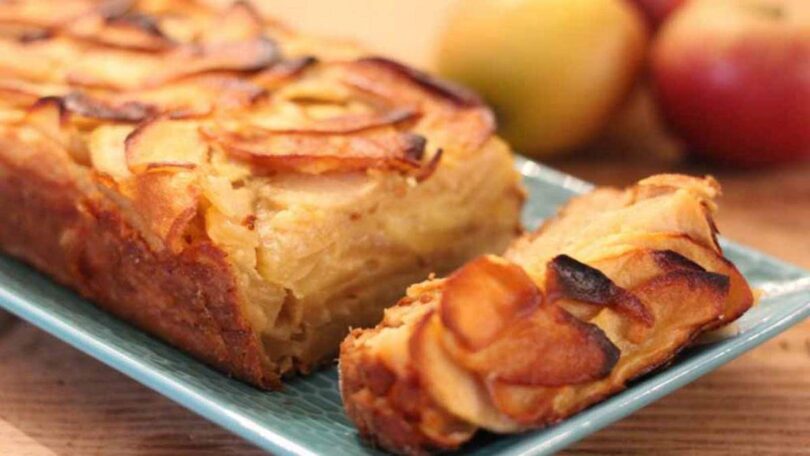 Gâteau aux pommes sans beurre ? Préparez la pâte et versez-la dans un moule à quatre-quarts ! Seulement 170 Kcal