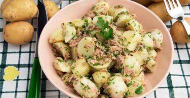 La salade froide de pommes de terre, d'œufs et de thon pour garder la forme. Elle ne contient que 270 Kcal !