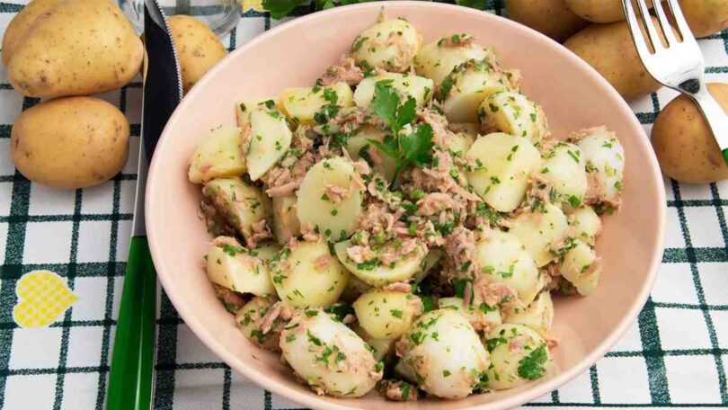 La salade froide de pommes de terre, d'œufs et de thon pour garder la forme. Elle ne contient que 270 Kcal !