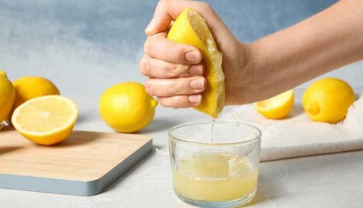 Mettez une tranche de citron dans l'éponge à vaisselle, car beaucoup de gens le font.