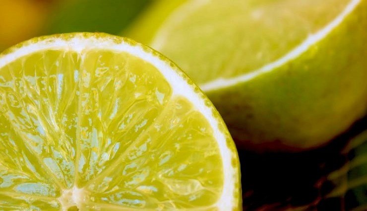 Mettez une tranche de citron dans l'éponge à vaisselle, car beaucoup de gens le font.