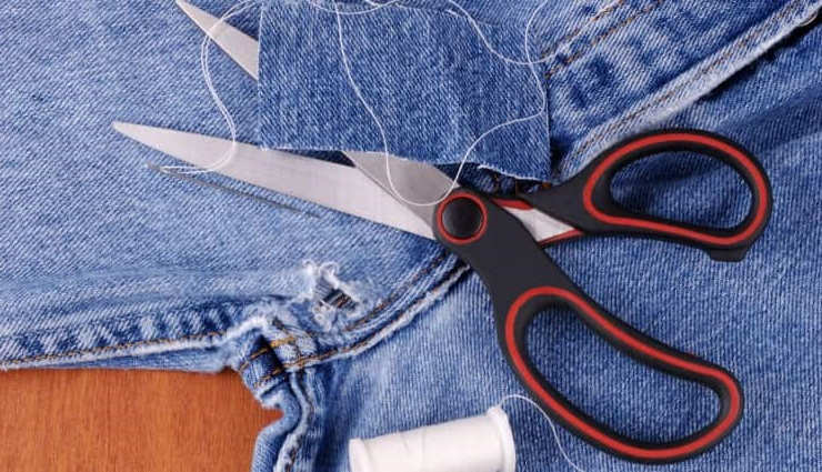 Trou dans un jean, ciseaux et aiguille et solution en 3 minutes sans l'aide d'une couturière