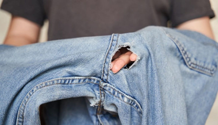 Trou dans un jean, ciseaux et aiguille et solution en 3 minutes sans l'aide d'une couturière