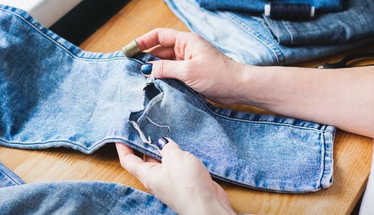 Trou dans un jean, ciseaux et aiguille et solution en 3 minutes sans l'aide d'une couturière