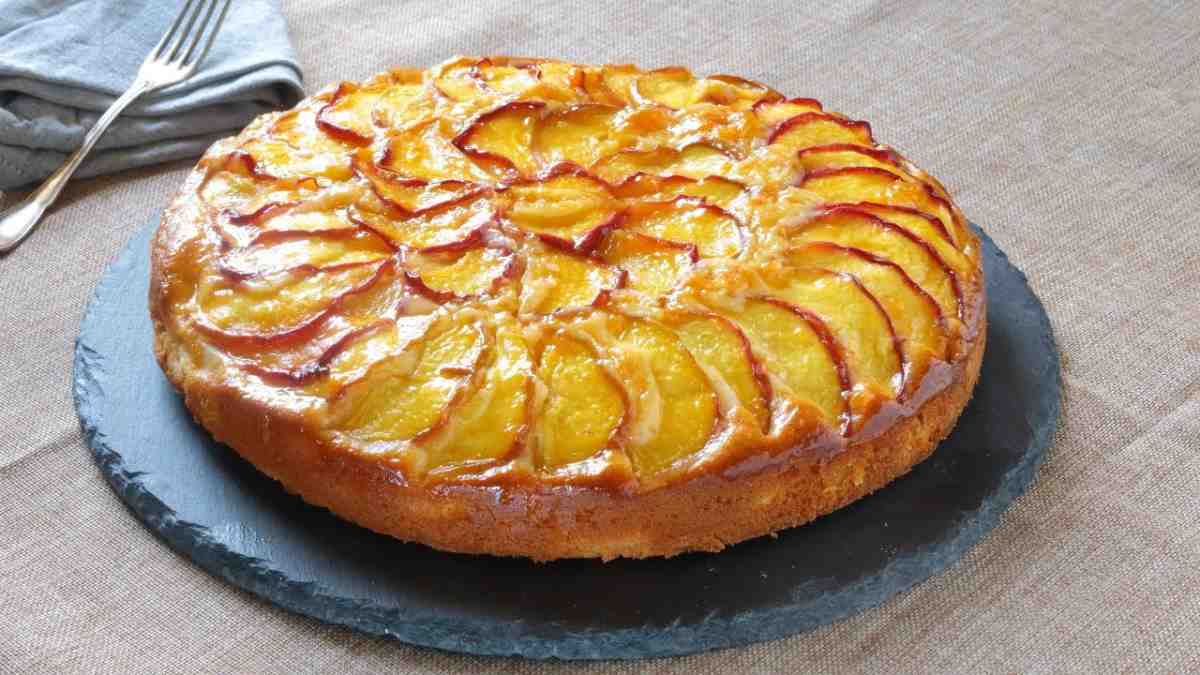 Il faut 6 pêches pour préparer ce gâteau. Il est si facile et rapide que je ne me lasse pas de le faire !