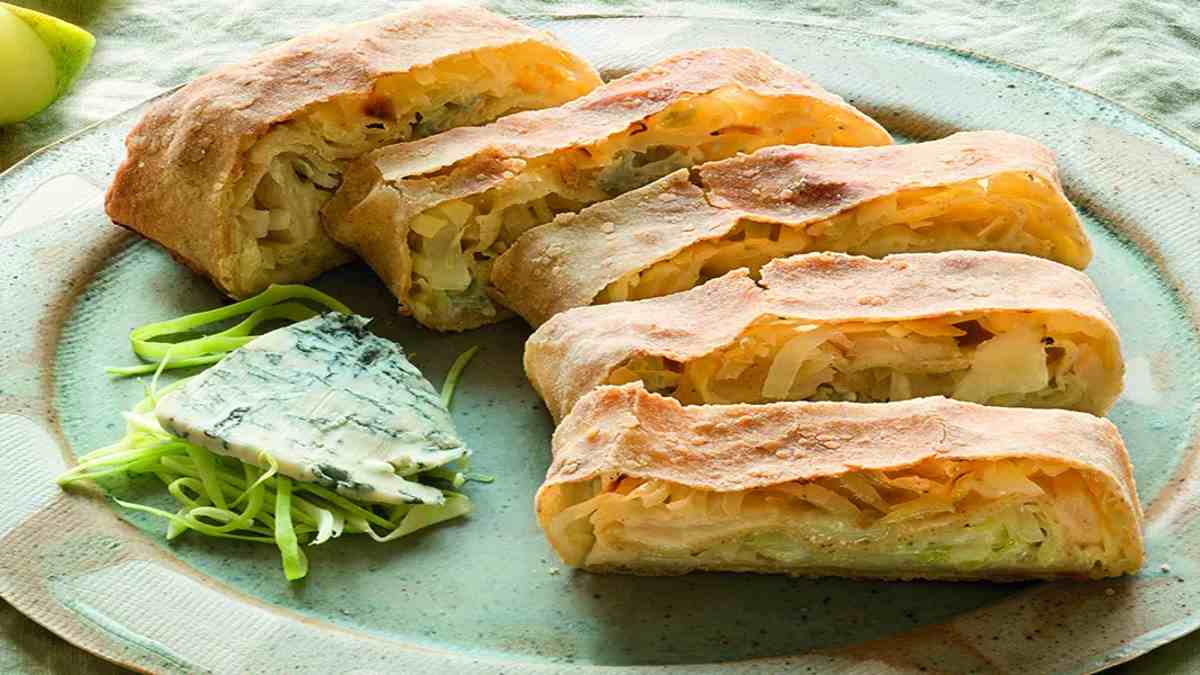 Strudel salé au chou et aux pommes