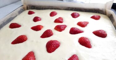 Super gâteau au lait et aux fraises, seulement 5 minutes de préparation et 25 minutes de cuisson. Il ne contient que 180 Kcal !