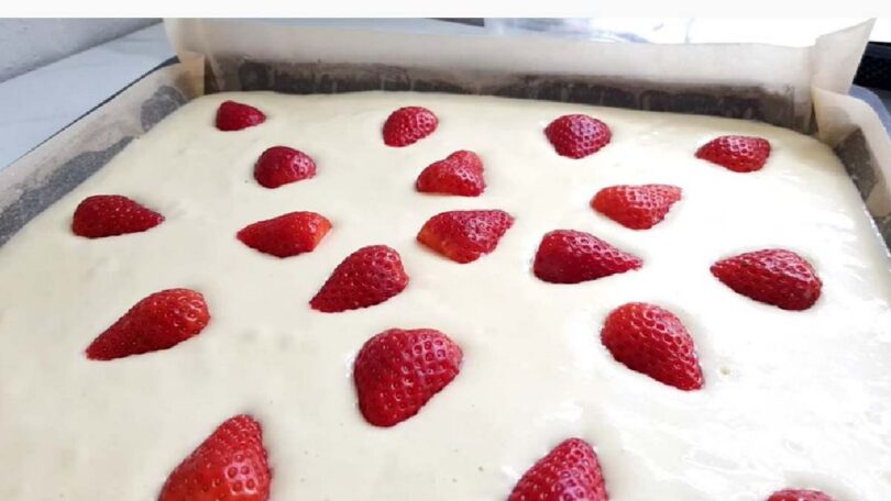 Super gâteau au lait et aux fraises, seulement 5 minutes de préparation et 25 minutes de cuisson. Il ne contient que 180 Kcal !