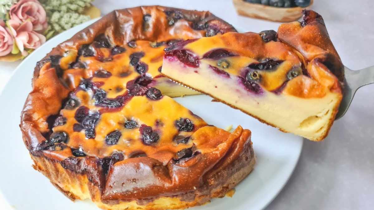 La recette du gâteau au yaourt et aux myrtilles, si crémeux qu'il fond dans la bouche !